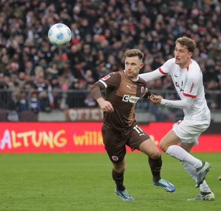 Johannes Eggestein (FC St. Pauli), Patrick Osterhage (SC Freiburg) Fussball, 1.BL, Saison 2024-2025, Herren, FC St.Pauli gegen SC Freiburg, 0-1 DFL REGULATIONS PROHIBIT ANY USE OF PHOTOGRAPHS AS IMAGE SEQUENCES AND OR QUASI-VIDEO.