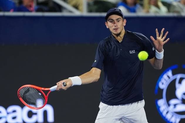 DELRAY BEACH, FL - FEBRUARY 15: Matteo Arnaldi (ITA) during his semifinal match of the Delray Beach Open on February 15, 2025, at the Delray Beach Tennis Center in Delray Beach, FL. (Photo by Andrew Patron Icon Sportswire) TENNIS: FEB 15 Delray Beach Open EDITORIAL USE ONLY Icon2502150419