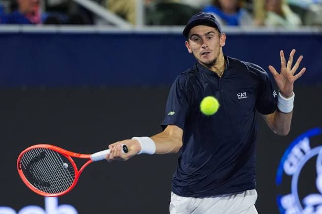 DELRAY BEACH, FL - FEBRUARY 15: Matteo Arnaldi (ITA) during his semifinal match of the Delray Beach Open on February 15, 2025, at the Delray Beach Tennis Center in Delray Beach, FL. (Photo by Andrew Patron Icon Sportswire) TENNIS: FEB 15 Delray Beach Open EDITORIAL USE ONLY Icon2502150421