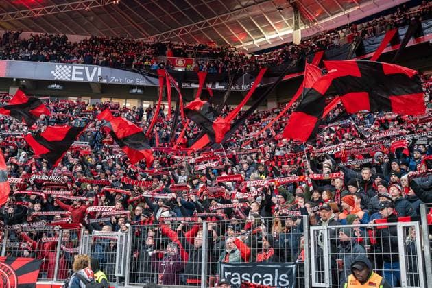 15.02.2025, Fussball: 1. Bundesliga, Saison 2024 2025, 22. Spieltag, Bayer 04 Leverkusen - FC Bayern Muenchen in der BayArena in Leverkusen. Die Leverkusener Fans beim Mitsingen der Vereinshymne. Wichtiger Hinweis: Gemaess den Vorgaben der DFL Deutsche Fussball Liga bzw. des DFB Deutscher Fussball-Bund ist es untersagt, in dem Stadion und oder vom Spiel angefertigte Fotoaufnahmen in Form von Sequenzbildern und oder videoaehnlichen Fotostrecken zu verwerten bzw. verwerten zu lassen. Foto: Kirchner-Media Thomas Haesler Copyright: xKirchner-Media ThomasxHaeslerx