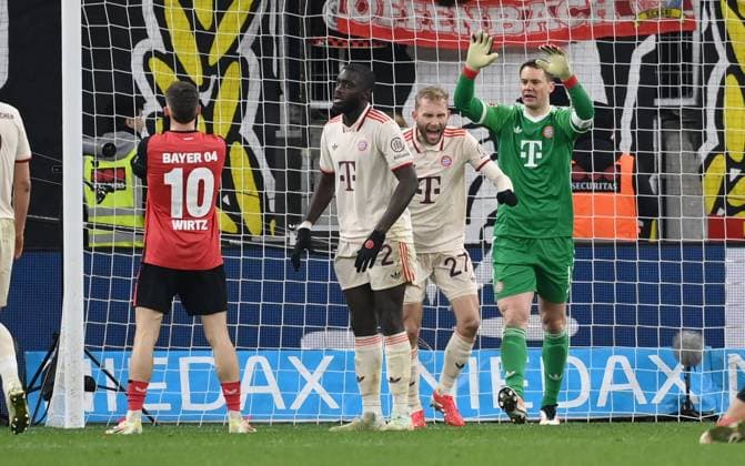 Florian Wirtz (Bayer 04 Leverkusen), li., vergibt den Siegtreffer, Torwart Manuel Neuer (Bayern Muenchen), re., und Konrad Laimer (Bayern Muenchen) jubeln 15.02.2025, Fussball 1. Bundesliga, 22. Spieltag, Saison 2024 2025 Bayer 04 Leverkusen - FC Bayern München 0:0 Foto: Weis Team2 DFL regulations prohibit any use of photographs as image sequences and or quasi-video Leverkusen BayArena Nordrhein Westfalen Deutschland