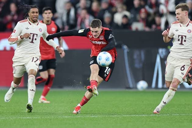 GER, 1.FBL. Bayer 04 Leverkusen vs. FC Bayern Muenchen 15.02.2025, BayArena, Leverkusen, GER, 1.FBL. Bayer 04 Leverkusen vs. FC Bayern Muenchen, im Bild Flanke von Florian Wirtz (Leverkusen 10),