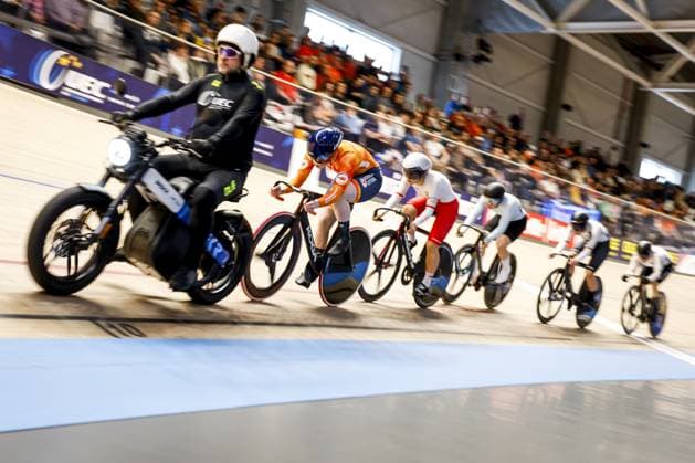 Radsport, Bahnrad-EM Zolder HEUSDEN-ZOLDER - Track cyclist Hetty van de Wouw in action on the first round of the Keirin during the final day of the European Track cycling, Rad, Radsport, Bahnrad, Bahn championships in Belgium. ANP BAS CZERWINSKI xVIxANPxSportx xxANPxIVx 520123516 originalFilename: 520123516.jpg