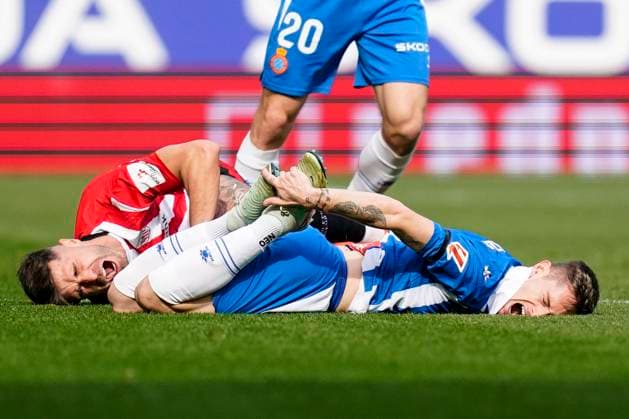 Sport Themen der Woche KW07 Sport Bilder des Tages ESP: RCD Espanyol v Athletic Club. La Liga EA Sports. Date 24 Pol Lozano of RCD Espanyol and Yeray Alvarez of Athletic Club during the La Liga EA Sports match between RCD Espanyol and Athletic Club de Bilbao played at RCDE Stadium on February 16, 2025 in Barcelona, Spain. kpng Copyright: xSergioxRuizx xPRESSINPHOTOx PS_250216_ESP_ATH_008
