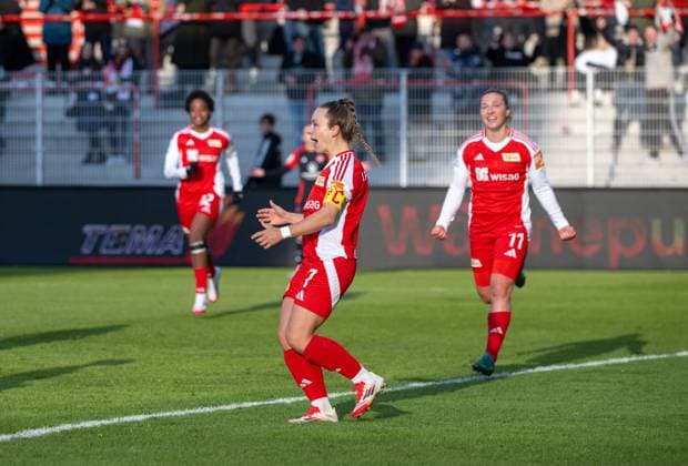 Fußball, Frauen, Saison 2024 2025, 2. Frauen-Bundesliga (15. Spieltag), 1. FC Union Berlin - 1. FC Nürnberg, v. l. Naika Reissner (1. Frauen 1. FC Union), Lisa Heiseler (1. Frauen 1. FC Union), Dina Orschmann (1. Frauen 1. FC Union), Jubel nach Tor zum 1:0, 16.02. 2025, Copyright: xMatthiasxKochx