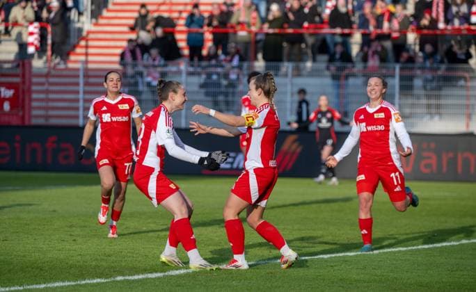 Fußball, Frauen, Saison 2024 2025, 2. Frauen-Bundesliga (15. Spieltag), 1. FC Union Berlin - 1. FC Nürnberg, v. l. Athanasia Moraitou (1. Frauen 1. FC Union), Pia Metzker (1. Frauen 1. FC Union), Lisa Heiseler (1. Frauen 1. FC Union), Dina Orschmann (1. Frauen 1. FC Union), Jubel nach Tor zum 1:0, 16.02. 2025, Copyright: xMatthiasxKochx