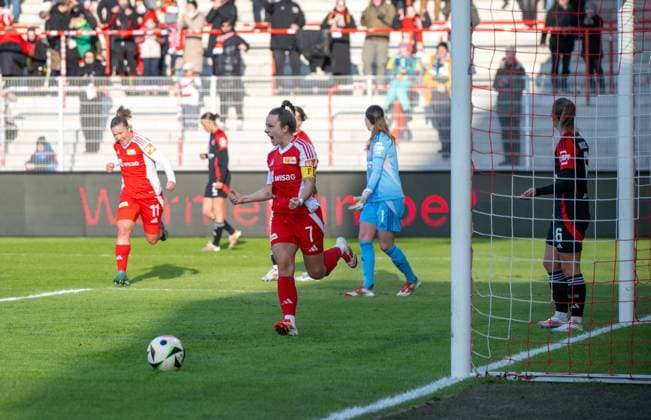 Fußball, Frauen, Saison 2024 2025, 2. Frauen-Bundesliga (15. Spieltag), 1. FC Union Berlin - 1. FC Nürnberg, v. l. Athanasia Moraitou (1. Frauen 1. FC Union), Lisa Heiseler (1. Frauen 1. FC Union), Torfrau Hannah Etzold (1. FC Nürnberg), Alina Mailbeck (1. FC Nürnberg), Jubel nach Tor zum 1:0, 16.02. 2025, Copyright: xMatthiasxKochx