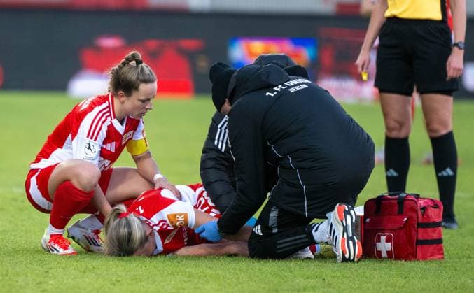 Fußball, Frauen, Saison 2024 2025, 2. Frauen-Bundesliga (15. Spieltag), 1. FC Union Berlin - 1. FC Nürnberg, v. l. Lisa Heiseler (1. Frauen 1. FC Union), Verletzung Leonie Köster (1. Frauen 1. FC Union), 16.02. 2025, Copyright: xMatthiasxKochx