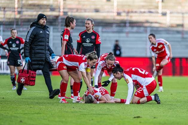 Berlin, Deutschland 16. Februar 2025: 2. BL - Frauen - 2024 2025 - 1. FC Union Berlin vs. 1. FC Nürnberg Im Bild: Leonie Köster Koester (Union Berlin) verletzt am Boden muss behandelt und ausgewechselt werden Copyright: xFotostandx xVoelkerx