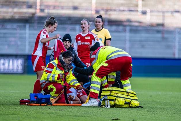 Berlin, Deutschland 16. Februar 2025: 2. BL - Frauen - 2024 2025 - 1. FC Union Berlin vs. 1. FC Nürnberg Im Bild: Leonie Köster Koester (Union Berlin) verletzt am Boden muss behandelt und ausgewechselt werden Copyright: xFotostandx xVoelkerx