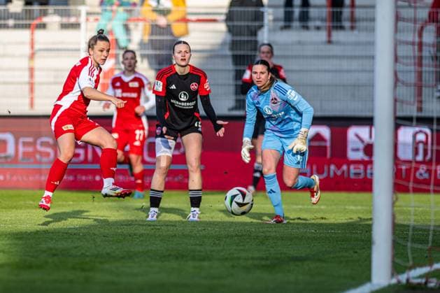 Berlin, Deutschland 16. Februar 2025: 2. BL - Frauen - 2024 2025 - 1. FC Union Berlin vs. 1. FC Nürnberg Im Bild: 1.v.li. Lisa Heiseler (Union Berlin) macht das Tor zum 1:0 Copyright: xFotostandx xVoelkerx