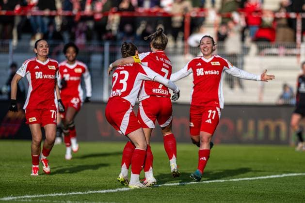 Berlin, Deutschland 16. Februar 2025: 2. BL - Frauen - 2024 2025 - 1. FC Union Berlin vs. 1. FC Nürnberg Im Bild: 2.v.re. Lisa Heiseler (Union Berlin) jubelt nach ihrem Tor zum 1:0 mit Ihren Mannschaftskollegeninnen Copyright: xFotostandx xVoelkerx