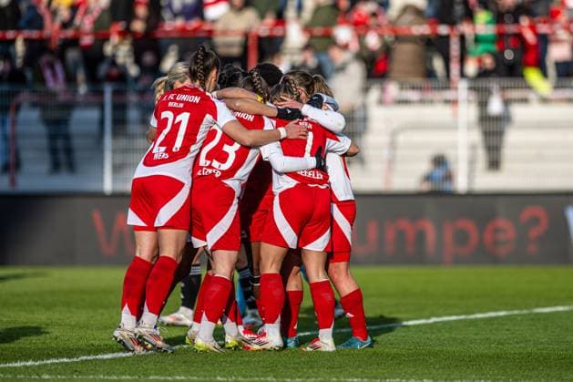 Berlin, Deutschland 16. Februar 2025: 2. BL - Frauen - 2024 2025 - 1. FC Union Berlin vs. 1. FC Nürnberg Im Bild: Im Bild: 2.v.re. Lisa Heiseler (Union Berlin) jubelt nach ihrem Tor zum 1:0 mit Ihren Mannschaftskollegeninnen Copyright: xFotostandx xVoelkerx