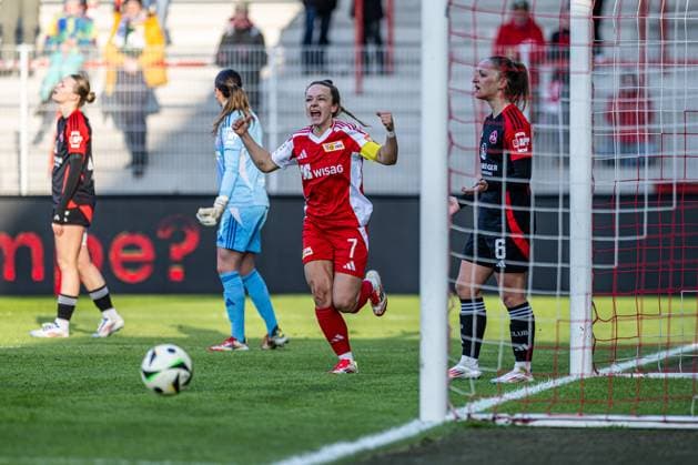 Berlin, Deutschland 16. Februar 2025: 2. BL - Frauen - 2024 2025 - 1. FC Union Berlin vs. 1. FC Nürnberg Im Bild: 3.v.li. Lisa Heiseler (Union Berlin) jubelt nach Ihrem Tor zum 1:0. Die Nürnberger sind unzufrieden, enttäuscht, enttaeuscht, niedergeschlagen, frustriert, Copyright: xFotostandx xVoelkerx