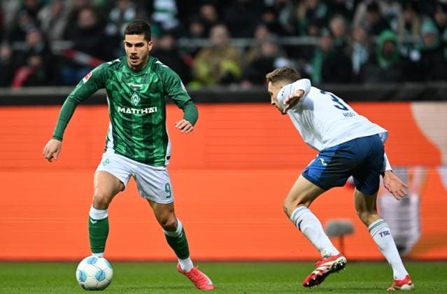 GER, 1. FBL, SV Werder Bremen vs TSG 1899 Hoffenheim 16.02.2025, wohninvest Weserstadion, Bremen, GER, 1. FBL, SV Werder Bremen vs TSG 1899 Hoffenheim im Bild picture shows AndrÃ Andre Silva (Werder Bremen 09) im Zweikampf gegen Arthur Chaves (TSG 1899 Hoffenheim 35)