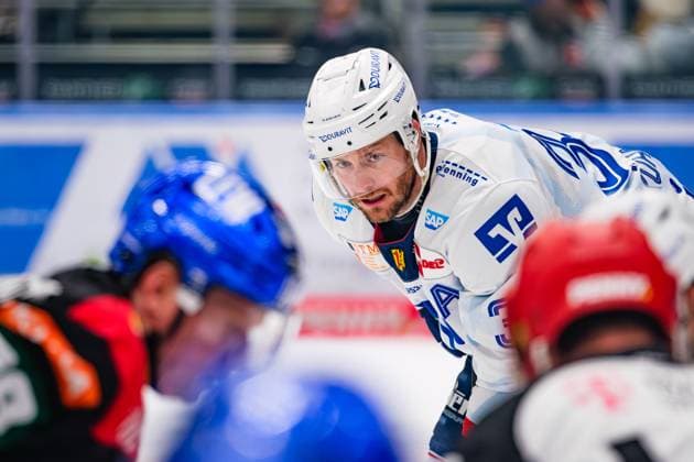 Tom Kühnhackl (34, Adler Mannheim) beim Spiel Augsburger Panther v Adler Mannheim, Eishockey, Herren, Penny DEL 2024 2025, 45.Spieltag am 16.02.2025 in Augsburg, Curt-Frenzel-Stadion. Bayern Deutschland *** Tom Kühnhackl 34, Adler Mannheim at the match Augsburger Panther v Adler Mannheim, Ice Hockey, Men, Penny DEL 2024 2025, 45 Matchday on 16 02 2025 in Augsburg, Curt Frenzel Stadion Bayern Germany