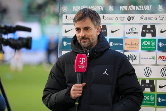 Wolfsburg, Deutschland 16. Februar 2025: 1. BL - Frauen - 2024 2025 - VfL Wolfsburg vs. Eintracht Frankfurt Im Bild: Cheftrainer Niko Arnautis (Eintracht Frankfurt) DFB regulations prohibit any use of photographs as image sequences and or quasi-video AOK Stadion Niedersachsen Copyright: xFotostandx xFantinix