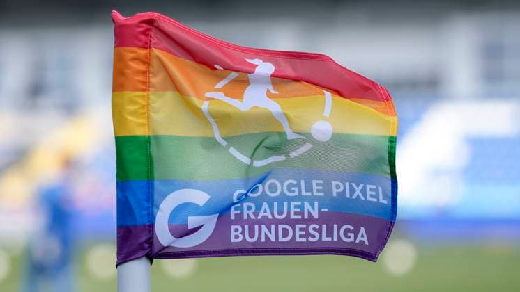 Eine Eckfahne in Regenbogenfarben, mit dem Logo der Google Pixel Frauen-Bundesliga weht im Wind, Ligalogo, Fahne, Verein, Einzelbild, Einzelfoto, Symbolfoto, Symbolbild, Symbol, Farben des Regenbogen, Vielfalt, Diversität, Aktion, Action, 16.02.2025, Sinsheim (Hoffenheim) (Deutschland), Fussball, Google Pixel Frauen-Bundesliga, TSG 1899 Hoffenheim - Bayer 04 Leverkusen, DFB DFL REGULATIONS PROHIBIT ANY USE OF PHOTOGRAPHS AS IMAGE SEQUENCES AND OR QUASI-VIDEO.