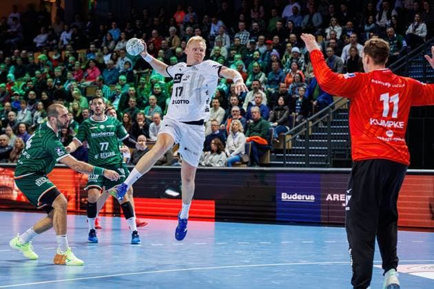 16.02.2025, xovx, Handball DAIKIN Handball-Bundesliga, HSG Wetzlar - THW Kiel v.l. Vladimir Vranjes (HSG Wetzlar), Stefan Cavor (HSG Wetzlar), Patrick Wiencek (THW Kiel), Till Klimpke (HSG Wetzlar) Wetzlar Buderus-Arena Hessen Deutschland (DE)