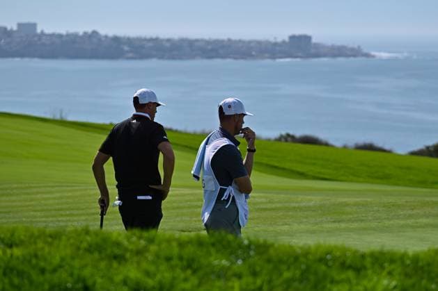 February 16, 2025: Ludvig Aberg and his caddy watch play on the 4th hole during the final round of the Genesis Invitational on Torrey Pines South Course in San Diego, California. CSM San Diego USA - ZUMAc04_ 20250216_zma_c04_009 Copyright: xJustinxFinex