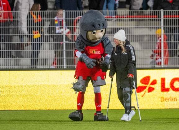 Sport Bilder des Tages Fußball, Frauen, Saison 2024 2025, 2. Frauen-Bundesliga (15. Spieltag), 1. FC Union Berlin - 1. FC Nürnberg (4:0), v. l. Maskottchen Ritter Keule (1. FC Union), Leonie Köster (1. Frauen 1. FC Union) an Krücken, 16.02. 2025, Copyright: xMatthiasxKochx