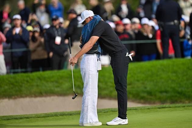 February 16, 2025: Ludvig Aberg celebrates with his girlfriend Olivia Peet after sinking his final putt on the 18th hole during the final round of the Genesis Invitational on Torrey Pines South Course in San Diego, California. CSM San Diego USA - ZUMAc04_ 20250216_zma_c04_035 Copyright: xJustinxFinex