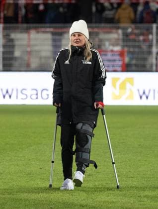 Fußball, Frauen, Saison 2024 2025, 2. Frauen-Bundesliga (15. Spieltag), 1. FC Union Berlin - 1. FC Nürnberg (4:0), Leonie Köster (1. Frauen 1. FC Union) an Krücken, 16.02. 2025, Copyright: xMatthiasxKochx