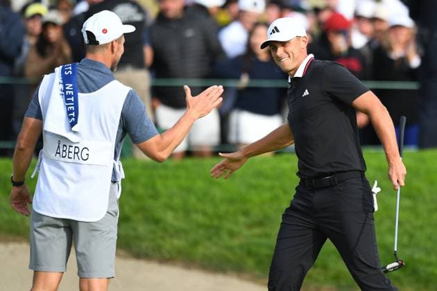 LA JOLLA, CA - FEBRUARY 16: Ludvig Aberg celebrates with his caddie Joe Skovron after winning The Genesis Invitational 2025 at Torrey Pines Golf Course on February 16, 2025 in La Jolla, California. (Photo by Brian Rothmuller Icon Sportswire) GOLF: FEB 16 PGA, Golf Herren The Genesis Invitational EDITORIAL USE ONLY Icon250216024