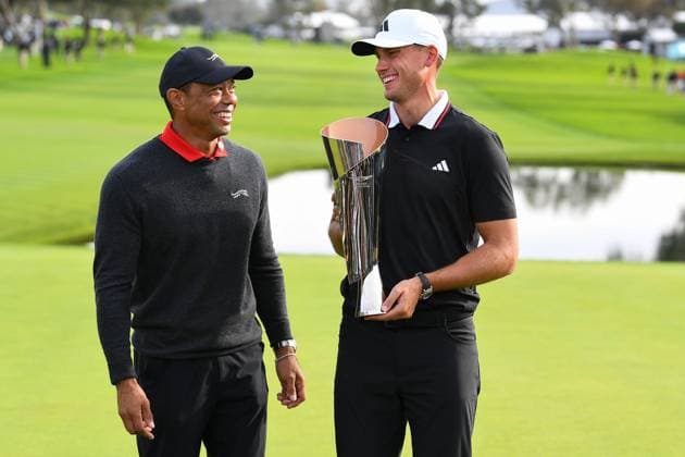 LA JOLLA, CA - FEBRUARY 16: Ludvig Aberg holds the trophy, next to Tiger Woods, after winning The Genesis Invitational 2025 at Torrey Pines Golf Course on February 16, 2025 in La Jolla, California. (Photo by Brian Rothmuller Icon Sportswire) GOLF: FEB 16 PGA, Golf Herren The Genesis Invitational EDITORIAL USE ONLY Icon250216028
