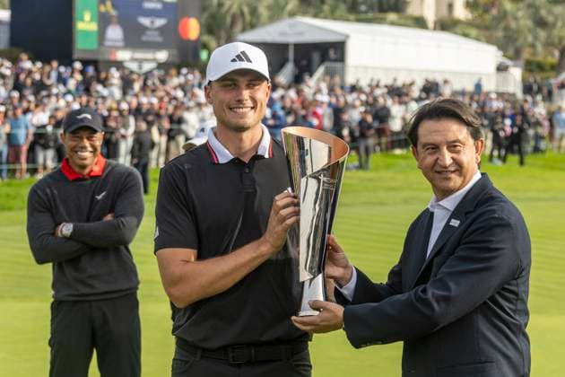 LA JOLLA, CA - FEBRUARY 16: Ludvig Aberg is presented the championship trophy by Hyundai President and CEO JosÃ Munoz, with Tiger Woods watching, after the final round of the Genesis Invitational tournament, Sunday, February 16, 2025, at Torrey Pines Golf Course in La Jolla, California. (Photo by Tony Ding Icon Sportswire) GOLF: FEB 16 PGA, Golf Herren The Genesis Invitational EDITORIAL USE ONLY Icon46520250216095