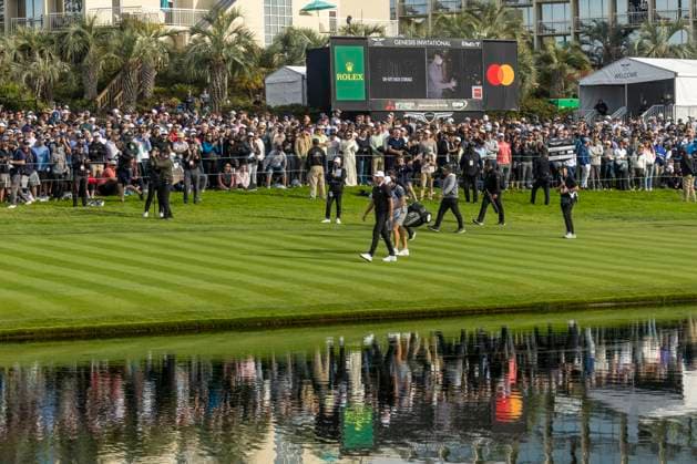 LA JOLLA, CA - FEBRUARY 16: Ludvig Aberg walks past the reflecting pond before the 18th green during the final round of the Genesis Invitational tournament, Sunday, February 16, 2025, at Torrey Pines Golf Course in La Jolla, California. (Photo by Tony Ding Icon Sportswire) GOLF: FEB 16 PGA, Golf Herren The Genesis Invitational EDITORIAL USE ONLY Icon46520250216096