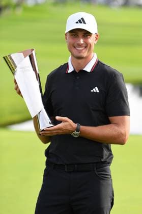 LA JOLLA, CA - FEBRUARY 16: Ludvig Aberg holds the trophy after winning The Genesis Invitational 2025 at Torrey Pines Golf Course on February 16, 2025 in La Jolla, California. (Photo by Brian Rothmuller Icon Sportswire) GOLF: FEB 16 PGA, Golf Herren The Genesis Invitational EDITORIAL USE ONLY Icon250216037