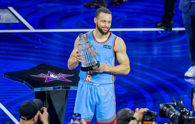 Bilder des Jahres 2025, Sport 02 Februar (250217) -- SAN FRANCISCO, Feb. 17, 2025 -- Shaq s OGs Stephen Curry of Golden State Warriors celebrates with the MVP trophy after the 2025 NBA, Basketball Herren, USA All Star Game between Shaq s OGs and Chuck s Global Stars in San Francisco, the United States, Feb. 16, 2025. (Photo by Dong Xudong Xinhua) (SP)U.S.-SAN FRANCISCO-NBA-ALL STAR WuxXiaoling 