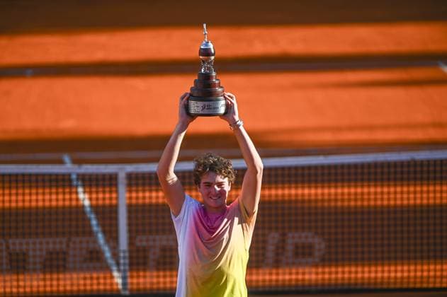 IEB+ Argentina Open 2025 - Final Brazil s Joao Fonseca poses with the trophy after defeating Argentina s Francisco Cerundolo during a men s doubles final match at the Argentina Open ATP, Tennis Herren tennis tournament at Guillermo Vilas Stadium in Buenos Aires, Argentina, on February 16, 2025. Buenos Aires Argentina  Copyright: xGabrielxSotelox originalFilename:sotelo-notitle250216_np3Qw.jpg