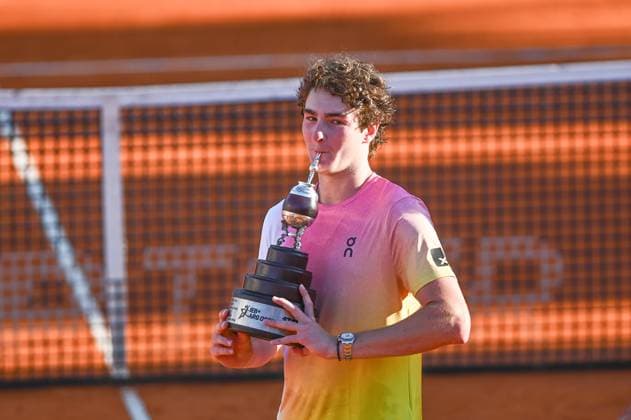 IEB+ Argentina Open 2025 - Final Brazil s Joao Fonseca poses with the trophy after defeating Argentina s Francisco Cerundolo during a men s doubles final match at the Argentina Open ATP, Tennis Herren tennis tournament at Guillermo Vilas Stadium in Buenos Aires, Argentina, on February 16, 2025. Buenos Aires Argentina  Copyright: xGabrielxSotelox originalFilename:sotelo-notitle250216_npzHU.jpg