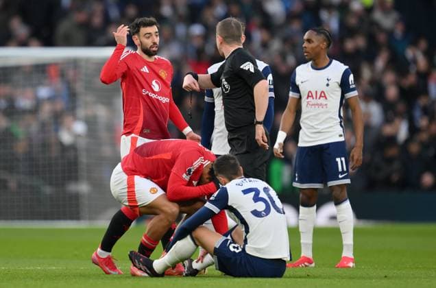 Football - 2024 2025 Premier League - Tottenham Hotspur vs Manchester United, ManU - Tottenham Hotspur Stadium - Sunday 16th February 2025. Manchester United s Bruno Fernandes gestures to Referee Peter Bankes. COLORSPORT Ashley Western