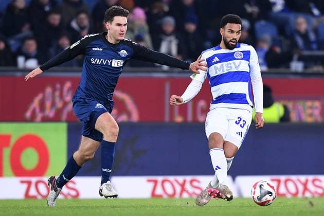 Fußball Regionalliga Staffel West 22. Spieltag MSV Duisburg - SC Paderborn 07 II am 14.02.2025 in der Schauinsland-Reisen Arena in Duisburg Martin Ens ( Paderborn ), links - Jesse Tugbenyo ( Duisburg ), rechts