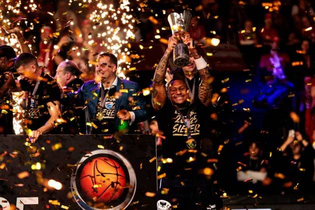 Bilder des Jahres 2025, Sport 02 Februar Sport Themen der Woche KW07 VIMODROM TOP FOUR 2025: Finale Syntainics MBC - Bamberg Baskets; 16.02.2025 Charles Callison (Syntainics MBC, 23) hält strahlend im Konfettiregen den BBL Pokal in die Höhe VIMODROM TOP FOUR 2025: Finale Syntainics MBC - Bamberg Baskets, Weissenfels, Stadthalle Weissenfels am 16.02.2025 *** VIMODROM TOP FOUR 2025 Final Syntainics MBC Bamberg Baskets 16 02 2025 Charles Callison Syntainics MBC, 23 holds up the BBL trophy beaming in the confetti rain VIMODROM TOP FOUR 2025 Final Syntainics MBC Bamberg Baskets, Weissenfels, Stadthalle Weissenfels on 16 02 2025 Copyright: xBEAUTIFULxSPORTS Wunderlx