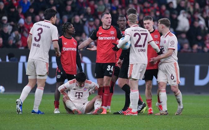 15.02.2025, xblx, Fussball 1.Bundesliga, Bayer 04 Leverkusen - FC Bayern München v.l. Min-jae Kim (FC Bayern Muenchen), Jeremie Frimpong (Bayer Leverkusen), Aleksandar Pavlovic (FC Bayern Muenchen) am Boden, Granit Xhaka (Bayer Leverkusen), Nordi Mukiele (Bayer Leverkusen), Schiedsrichter Daniel Siebert, Konrad Laimer (FC Bayern Muenchen) zautz, Florian Wirtz (Bayer Leverkusen), Joshua Kimmich (FC Bayern Muenchen), Rudelbildung, Redebedarf, Diskussion, reden, Protest, protestieren (DFL DFB REGULATIONS PROHIBIT ANY USE OF PHOTOGRAPHS as IMAGE SEQUENCES and or QUASI-VIDEO) Leverkusen