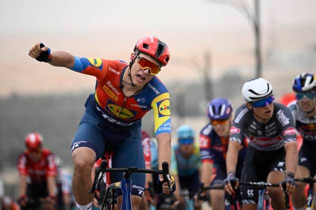 Sport Themen der Woche KW08 Sport Bilder des Tages UAE Tour 2025 - Stage 1 ABU DHABI, UNITED ARAB EMIRATES - FEBRUARY 17 : Milan Jonathan (ITA) of Lidl-Trek wins during Stage 1 of the UAE Tour 2025 cycling race, with start in Shams Solar Power Station Madinat Zayed and finish in Liwa Palace (138km) on February 17, 2025 in Abu Dhabi, United Arab Emirates, 17 02 2025 Abu Dhabi United Arab Emirates  Copyright: xPeterxDexVoechtx