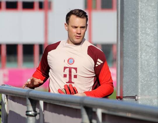 Fussball, Herren, Saison 2024 2025, FC Bayern München, Abschlusstraining, Training, Champions League Manuel Neuer (FC Bayern München) auf dem Weg zum Trainingsplatz