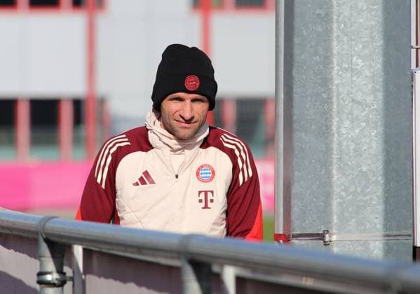 Fussball, Herren, Saison 2024 2025, FC Bayern München, Abschlusstraining, Training, Champions League Thomas Müller, Mueller (FC Bayern München) auf dem Weg zum Trainingsplatz
