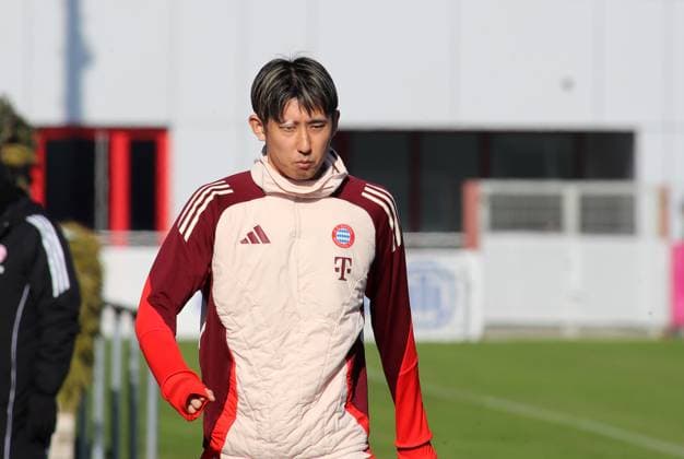 Fussball, Herren, Saison 2024 2025, FC Bayern München, Abschlusstraining, Training, Champions League Hiroki Ito (FC Bayern München) auf dem Weg zum Trainingsplatz