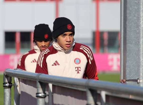 Fussball, Herren, Saison 2024 2025, FC Bayern München, Abschlusstraining, Training, Champions League Jamal Musiala (FC Bayern München) auf dem Weg zum Trainingsplatz