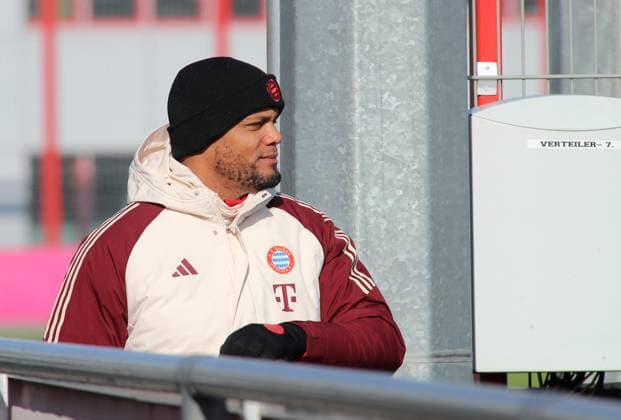 Fussball, Herren, Saison 2024 2025, FC Bayern München, Abschlusstraining, Training, Champions League Vincent Kompany, Trainer (FC Bayern München) auf dem Weg zum Trainingsplatz