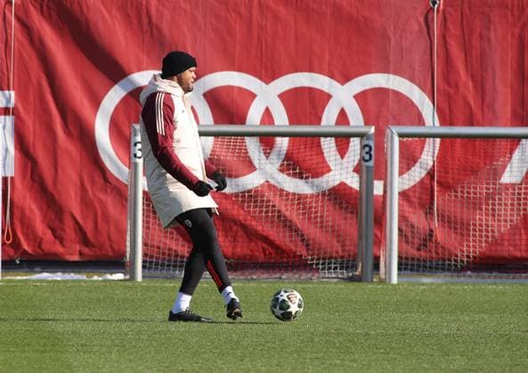 Fussball, Herren, Saison 2024 2025, FC Bayern München, Abschlusstraining, Training, Champions League Vincent Kompany, Trainer (FC Bayern München) spielt einen Ball