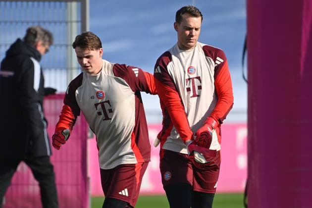 v.re:Manuel NEUER (Torwart Bayern Muenchen), Torwart Jonas URBIG (Bayern Muenchen). Abschlusstraining am 17.02.2025 vor dem Fussball Champions League K.O. Phase Play offs FC Bayern Muenchen - Celtic Glasgow.