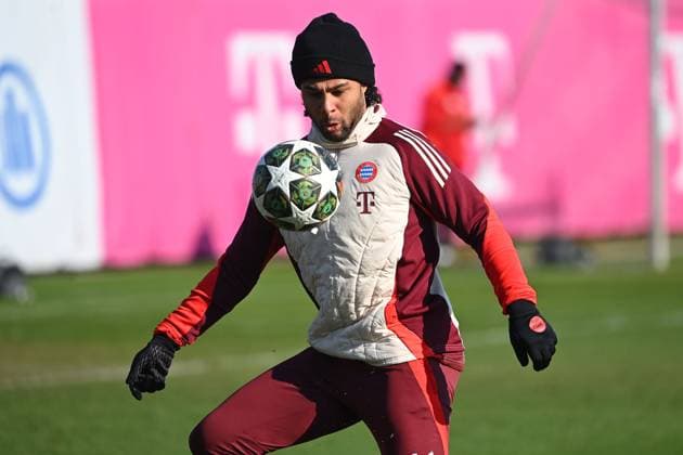 Serge GNABRY (FC Bayern Muenchen) am Ball,Aktion,Einzelbild,angeschnittenes Einzelmotiv,Halbfigur,halbe Figur. Abschlusstraining am 17.02.2025 vor dem Fussball Champions League K.O. Phase Play offs FC Bayern Muenchen - Celtic Glasgow.