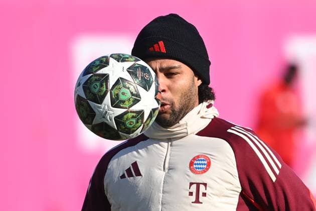 Serge GNABRY (FC Bayern Muenchen) fokussiert den Ball,Aktion,Einzelbild,angeschnittenes Einzelmotiv,Portraet,Portrait,Porträt. Abschlusstraining am 17.02.2025 vor dem Fussball Champions League K.O. Phase Play offs FC Bayern Muenchen - Celtic Glasgow.