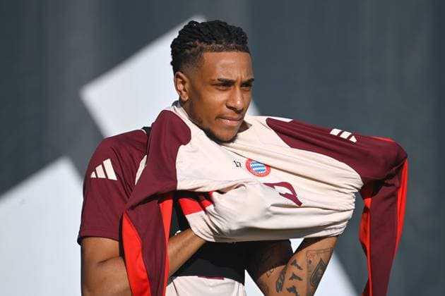 Michael OLISE (Bayern Muenchen), Aktion,Einzelbild,angeschnittenes Einzelmotiv,Halbfigur,halbe Figur. Abschlusstraining am 17.02.2025 vor dem Fussball Champions League K.O. Phase Play offs FC Bayern Muenchen - Celtic Glasgow.